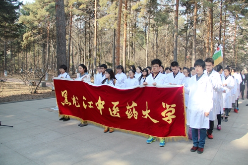 校团委组织学生干部祭扫烈士陵园