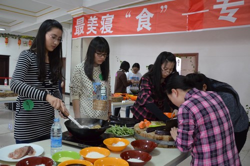 同学们参加“创意争夺战”环节的比拼