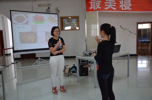 同学们参加“美食知多少”环节的比拼