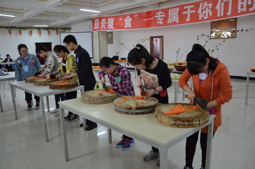 同学们参加“实力大比拼”环节的比拼