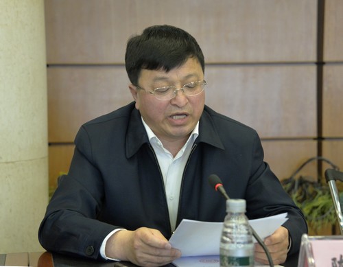 校党委副书记陈亚平宣读《2016年处级干部聘任工作实施方案》