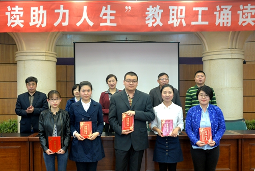 优秀奖获得者上台领奖
