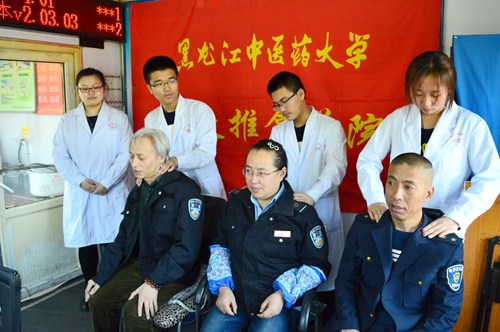 学生志愿者在101路公交车驾驶员休息站开展志愿服务活动