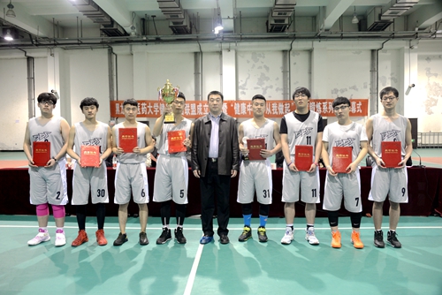 招生就业处处长王贺老师为2015年男子篮球联赛冠军队伍2013级中西医临床1队以及最有价值球员2013级中西医临床专业孟繁强同学(右四)颁奖