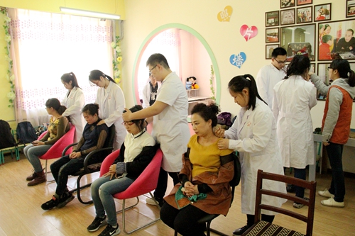 学生志愿者在通乡小学开展志愿服务活动
