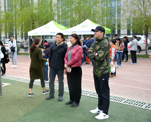 校党委常委、工会主席乔广霞(中)观看比赛并与教职工亲切交流