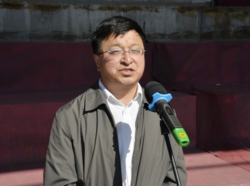 校党委副书记陈亚平主持开幕式