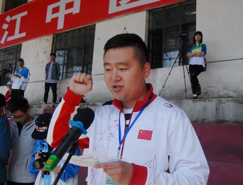 体育教研部张德明老师代表全体裁判员宣誓