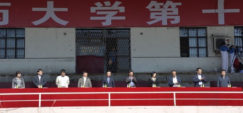 大会主席团成员检阅全校各代表队的运动员