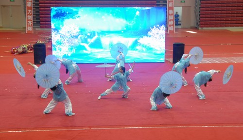 伞武表演《暮鼓晨钟》