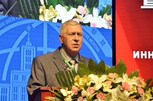 俄罗斯阿穆尔国立医学院副校长谢尔盖代表俄方执行主席塔基杨娜校长致辞