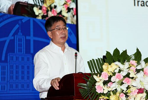 广西壮族自治区药用植物研究所所长缪剑华研究员作学术报告