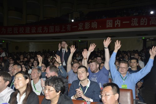 演出现场高潮迭起,中俄两校师生为精彩表演欢呼