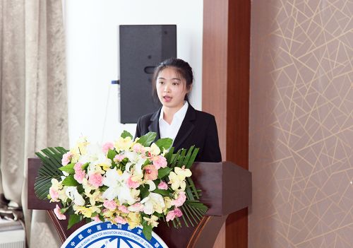 黑龙江中医药大学学生作学术报告