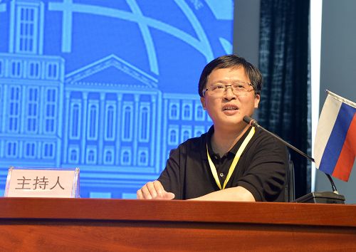 6月16日下午的第一场学术报告会由成都中医药大学副校长彭成教授主持