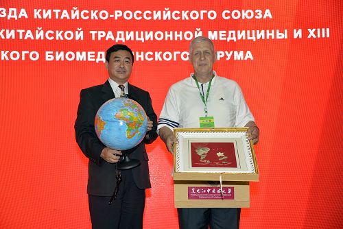 中俄两校互赠象征友谊的礼物