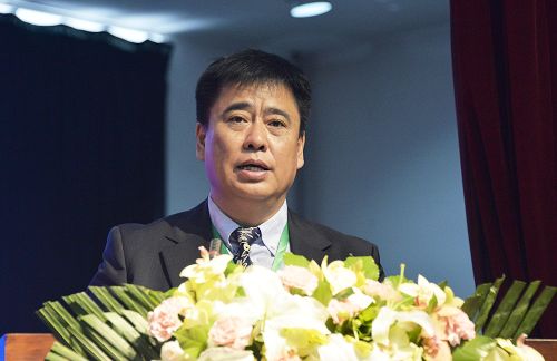 16日上午的首场学术报告由中俄中医药创新发展联盟秘书长、黑龙江中医药大学副校长王喜军教授主持