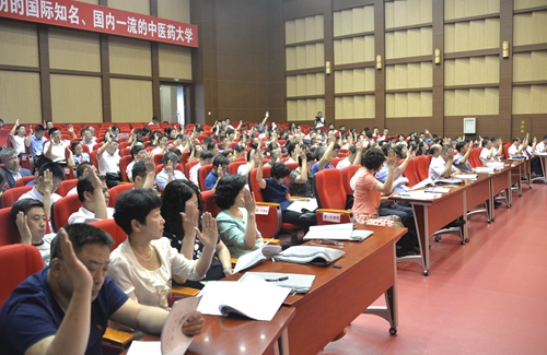 与会代表以举手表决的方式通过相关会议文件