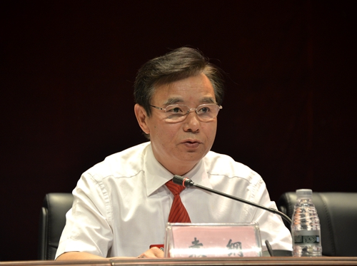 校党委书记袁纲主持会议