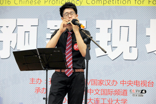 韩国籍留学生李圣振同学在比赛中