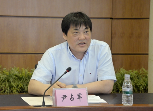 校党委常委、纪委书记尹占军作廉政谈话
