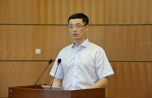 校办公室主任李全代表新提拔处级干部作表态发言