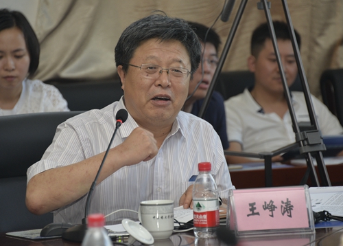 上海中医药大学王峥涛教授主持下午的讨论和自由发言