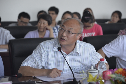 下午的第一场大会报告由北京大学药学院屠鹏飞教授主持