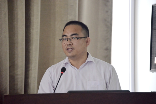 天津中医药大学王跃飞教授作题为《基于“蛛网模式”的丹红注射液“质控Marker”的辨析研究》的学术报告