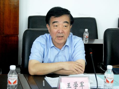 省卫生计生委副主任、省中医药管理局局长王学军与专家组交流