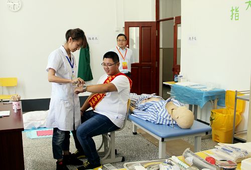 专家组在考试点现场查看