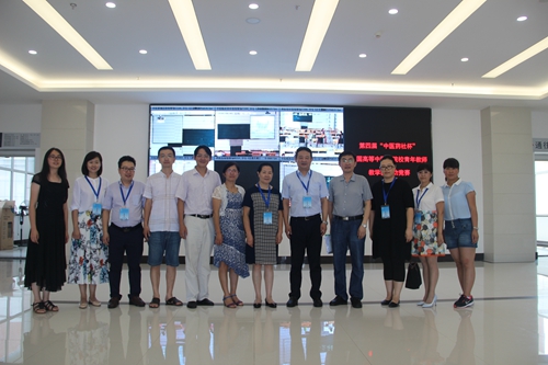 参赛教师与校领导及学校有关部门负责人在活动现场合影
