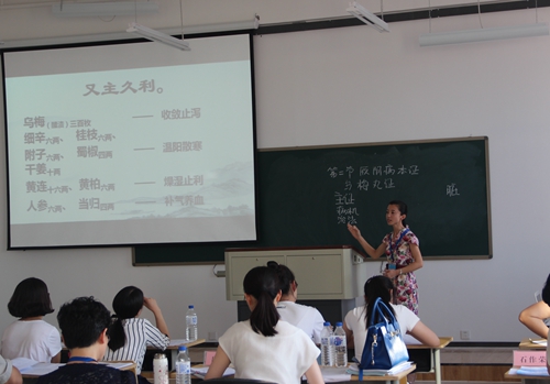 基础医学院伤寒教研室乔羽老师在比赛中