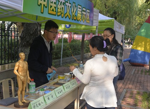 中医药文化展示区吸引新生和家长驻足观看