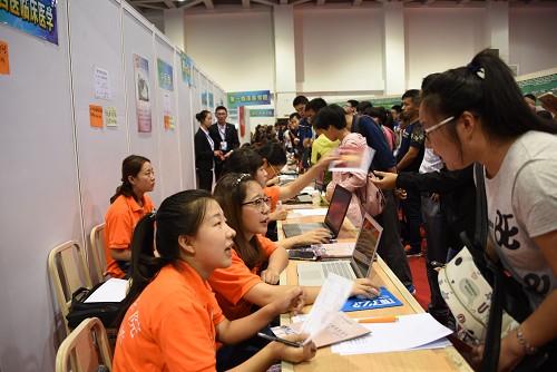各学院工作人员和志愿者协助新生办理入学手续