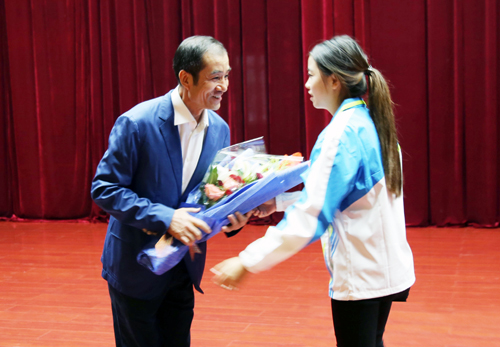 学生代表为盛国滨教授献花