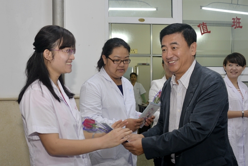 校长孙忠人在第二教学楼向教师献花