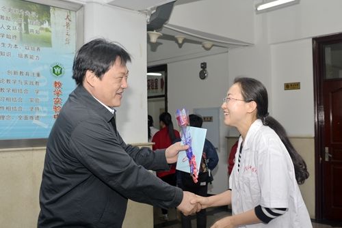 校纪委书记尹占军在第二教学楼向教师献花