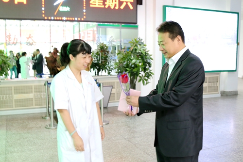 副校长郭宏伟在现代教育技术与信息中心向教师献花