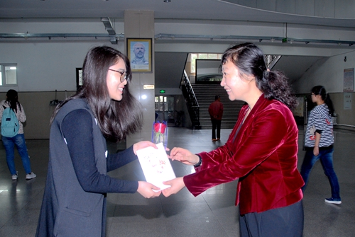 校工会主席乔广霞在第一教学楼向教师献花