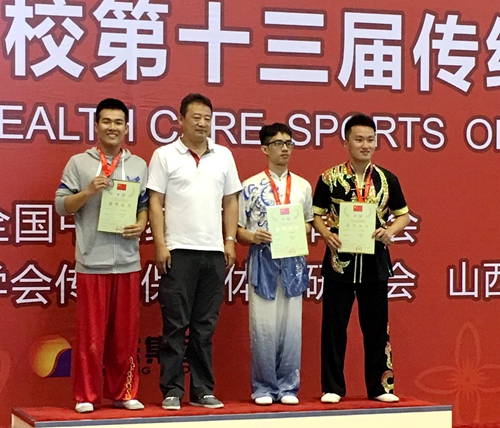 我校学生代表(左一)上台领奖,郭宏伟副校长(左二)作为大会颁奖嘉宾为获奖运动员颁奖