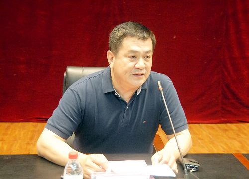 校党委常委、副校长张晓峰主持会议