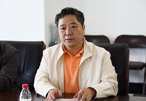 教育部高等学校中药学类专业教学指导委员会秘书长、我校药学院李永吉教授主持会议