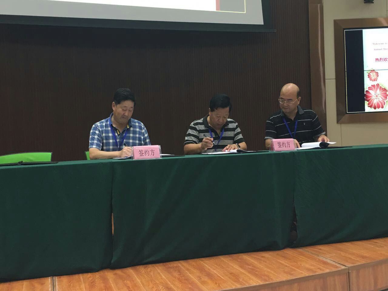 刘树民(左一)代表我校药物安全性评价中心在论坛现场与武汉创优健康医疗服务有限公司签订了“化药1.2类盐酸巴马汀胶囊治疗上呼吸道感染的临床前遗传毒和急毒预试验”项目的技术服务合同