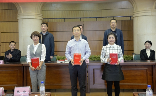 三等奖获得者上台领奖