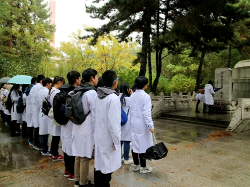 同学们向烈士墓献花