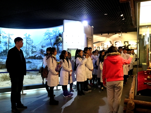 同学们参观黑龙江省博物馆