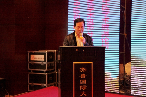 中国中医药研究促进会秘书长助理兼研究室主任仝海洋宣读《中国中医药研究促进会关于设立中医学术流派分会的决定》