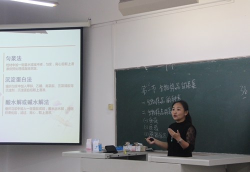 二等奖获得者董辉老师在比赛中