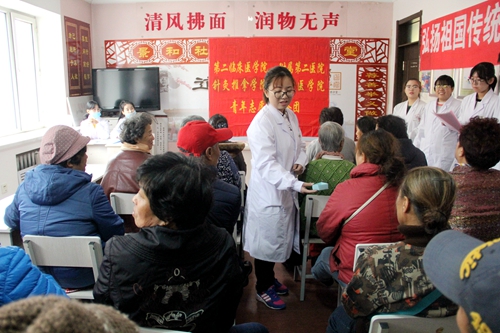 学生志愿者为居民讲解中药知识
